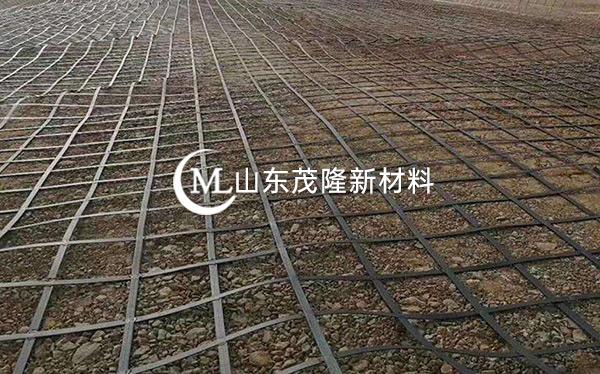 《哈牡铁路》土工格栅、复合土工膜施工